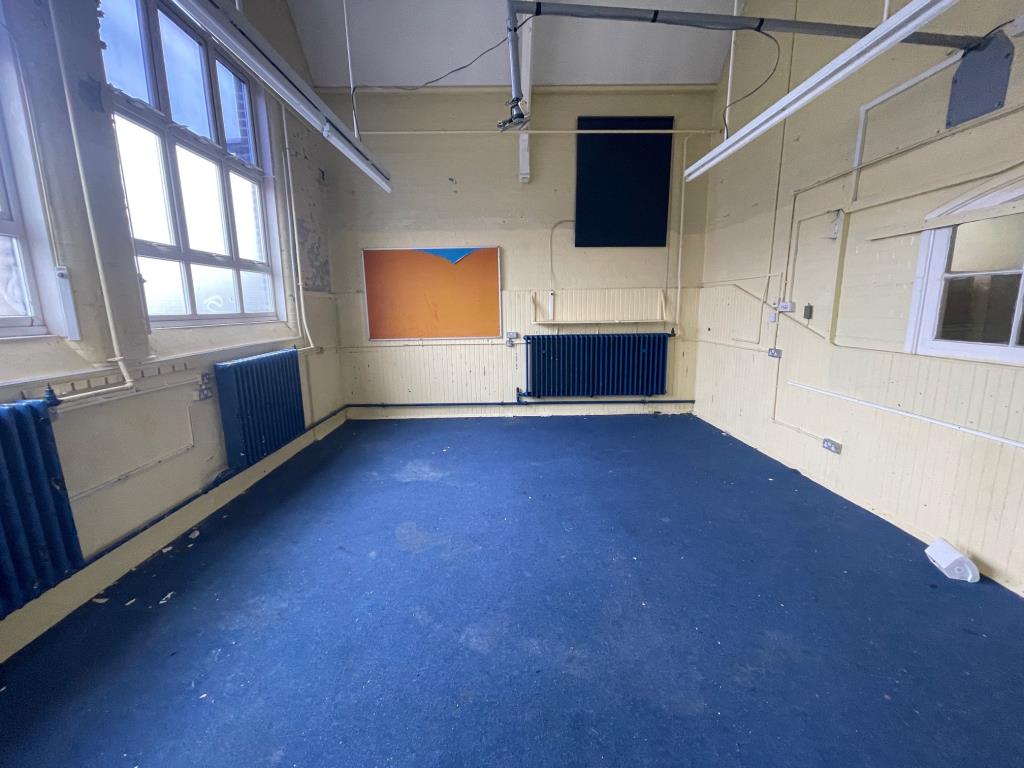 Lot: 5 - FORMER SCHOOL ON ONE ACRE SITE INCLUDING PLAYGROUND AND CAR PARK WITH POTENTIAL - Internal room 3